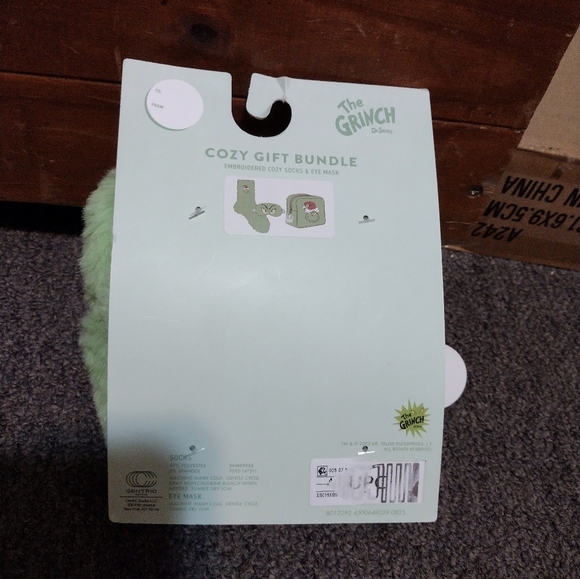 Dr Seuss The Grinch Embroidered Super Cozy Gift Bundle Socks, Eye Mask & Pouch - Picture 4 of 5